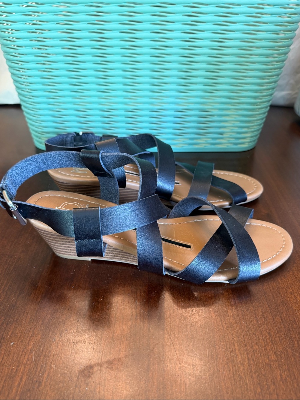 NEW Direction Nora Sandal a Strappy gladiator-style sandal Size 8.5 Color Black